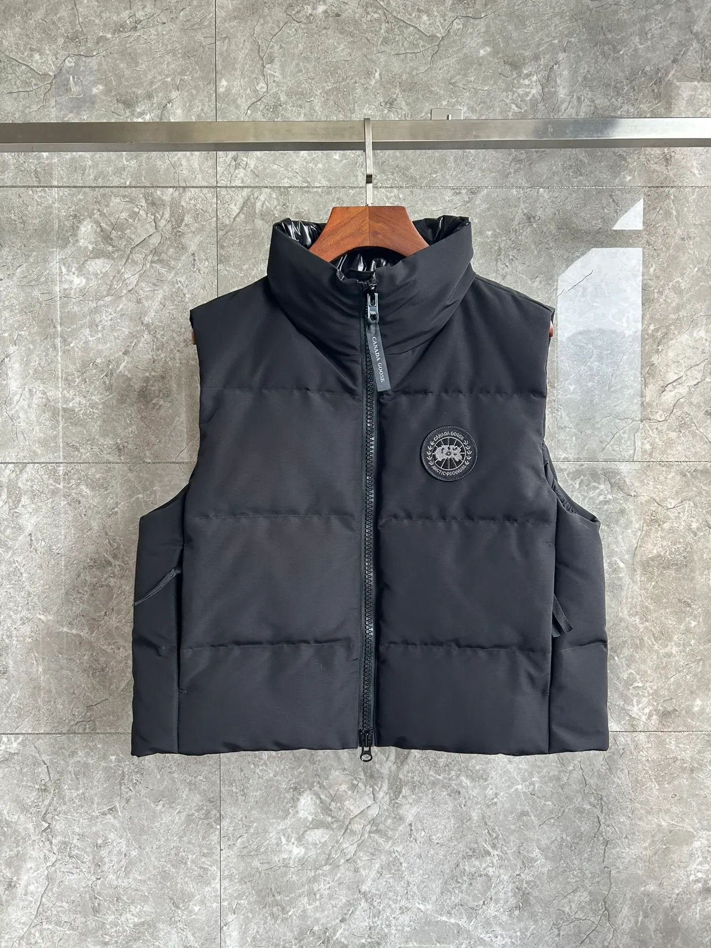 P600 2267WB Grandview black label women's short vest. Constructed from Arctic Tech recycled fabric®, it features a cinchable hem for sleek styling and storage. Color: black. Size: XS S M L XL.